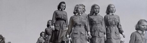 Lottatyttö-elokuvan loppukohtauksessa tytöt harjoittelivat marssia 23.7.1943. Kuva: Niilo Verronen. Lotta Svärdin arkisto.