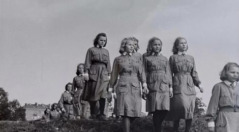 Lottatyttö-elokuvan loppukohtauksessa tytöt harjoittelivat marssia 23.7.1943. Kuva: Niilo Verronen. Lotta Svärdin arkisto.